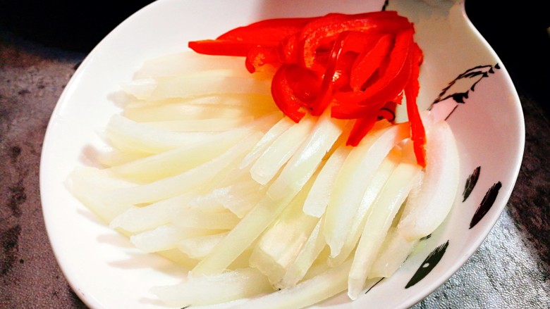 一碗面条~老北京炸酱面,<a style='color:red;display:inline-block;' href='/shicai/ 29'>洋葱</a>红椒切成丝