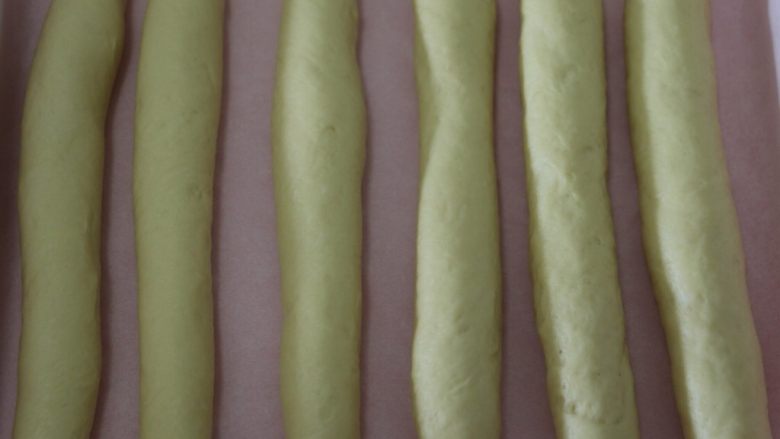 椰丝排包,有间隔的排放,不要挨在一起,因为还要进行第二次发酵呢。