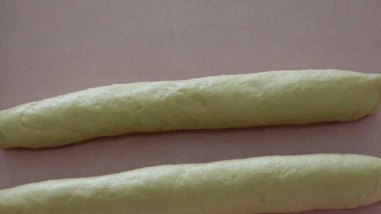椰丝排包,卷好收口子,收口朝下放到烤盘上哦