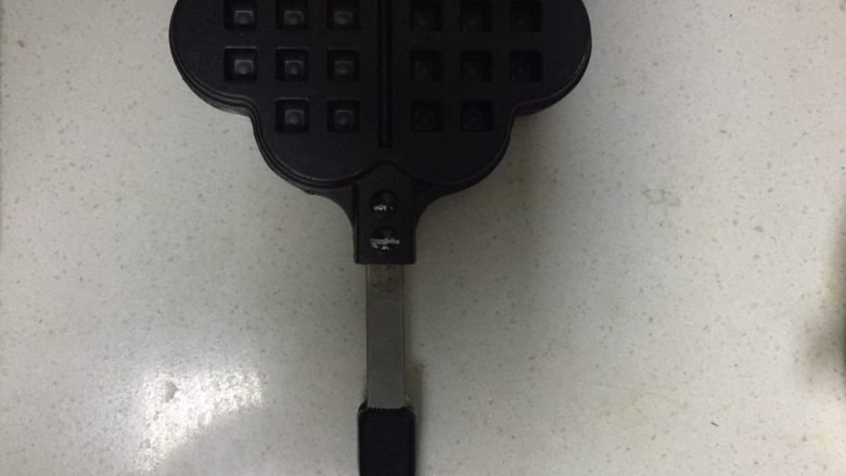巧克力华夫饼,模具刷一层植物油 放在燃气灶上预热