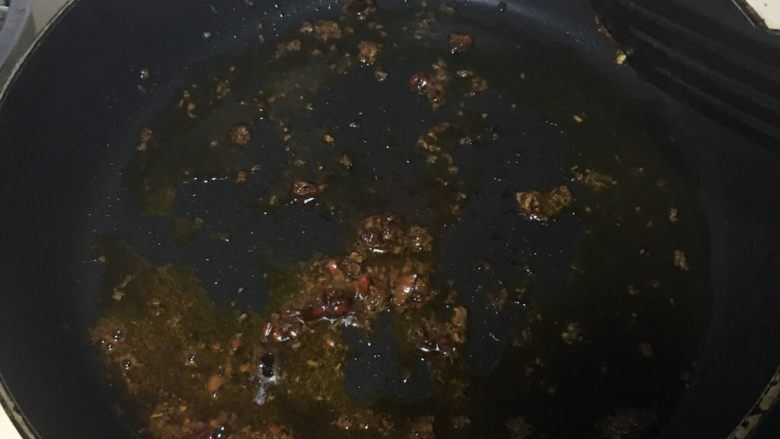 豆腐花蛤乌冬面,豆腐煎好取出放置一旁,从新倒油,放入辣椒。我还放了一点点重庆火锅底料提香。