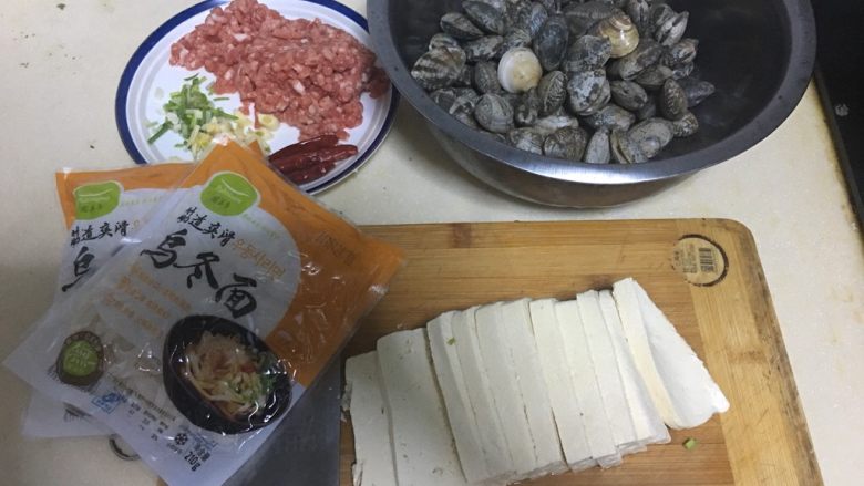 豆腐花蛤乌冬面,准备工作：豆腐用厨房纸巾轻按吸干表面的水，切约一厘米左右的厚片。葱花蒜末切好。<a style='color:red;display:inline-block;' href='/shicai/ 1816'>花蛤</a>洗净。<a style='color:red;display:inline-block;' href='/shicai/ 1816'>花蛤</a>购买和处理小窍门后面单开一图分享哈