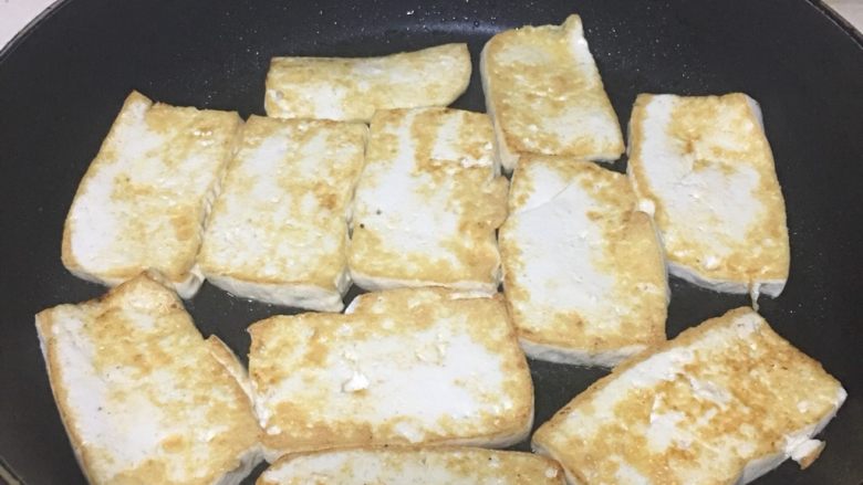 豆腐花蛤乌冬面,约3分钟左右翻面。豆腐煎的金黄,口感外酥里嫰,会非常好吃。