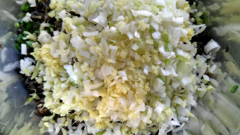 #感恩节食谱#三鲜馅水饺,切好的葱姜末,放进去!