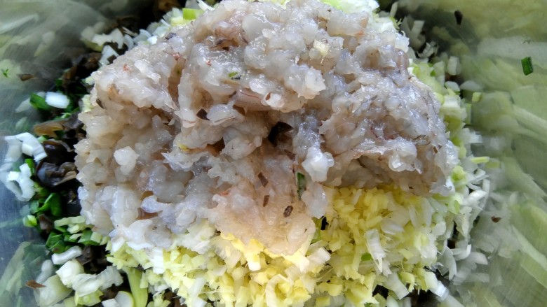 #感恩节食谱#三鲜馅水饺,虾肉剁碎,倒进去!