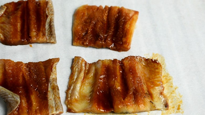 鳗鱼饭,第二天取出,将腌制好的鳗鱼放入烤盘中