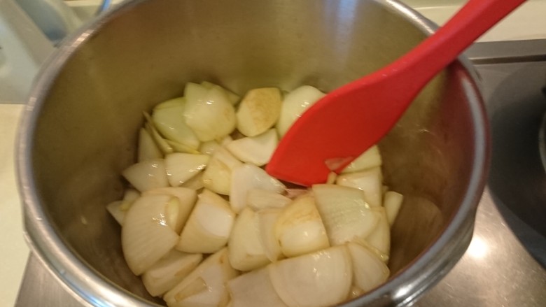 咖喱蛋包飯,洋蔥散開就差不多了!