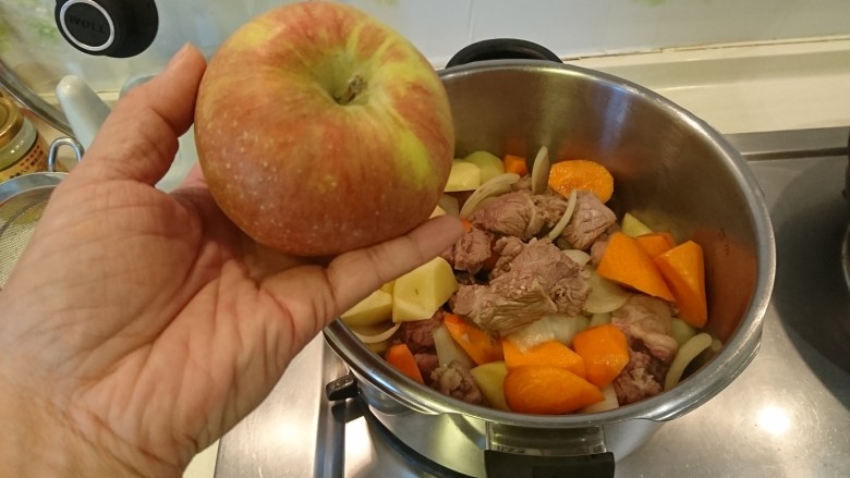 咖喱蛋包飯,嘿嘿!這是秘密武器!蘋果!會讓這鍋更美味!