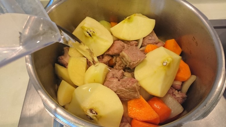 咖喱蛋包飯,加水!淹沒材料即可!