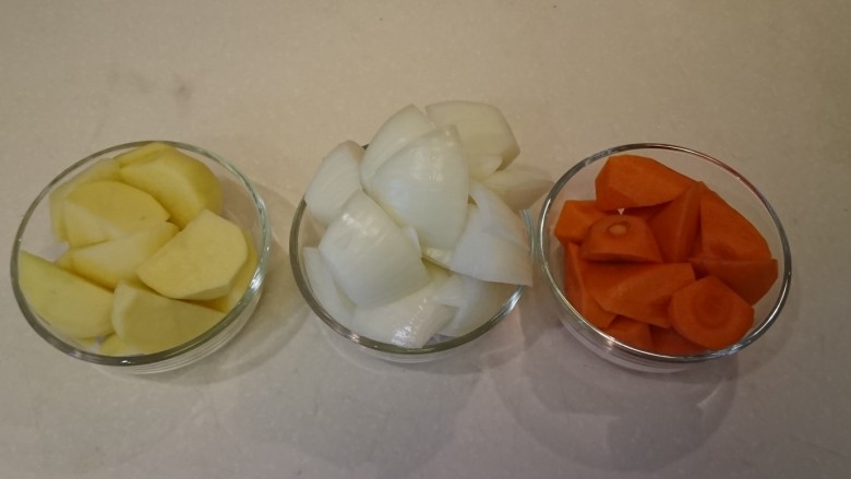 咖喱蛋包飯,<a style='color:red;display:inline-block;' href='/shicai/ 23'>土豆</a>、紅蘿蔔,去皮洗淨切滾刀塊,洋蔥去皮切大塊。