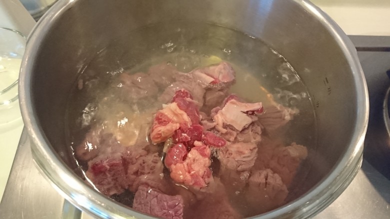 咖喱蛋包飯,起一鍋熱水,放下牛勒條過一下水撈起。