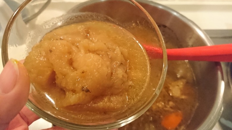 咖喱蛋包飯,開鍋!先把蘋果撈起!她的任務完成,不用她了!