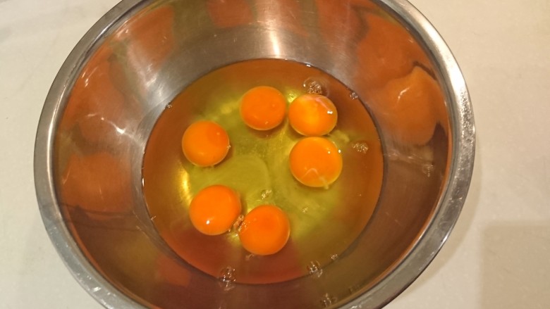 咖喱蛋包飯,先做三份,所以打了6顆蛋!
