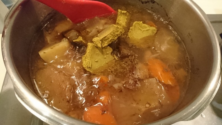 咖喱蛋包飯,放入咖喱塊,用鏟子以推的方式畫圈,幫助咖喱塊融化。