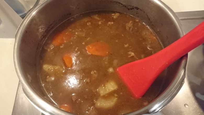咖喱蛋包飯,輕輕推,紅蘿蔔跟土豆才能保持形状!至於洋蔥,此時已與湯頭你儂我儂了!