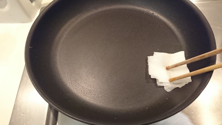 咖喱蛋包飯,用沾滿油的廚房紙巾擦鍋,開外圈最小火起鍋!