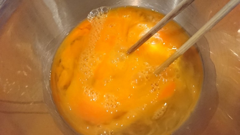 咖喱蛋包飯,將蛋打散,要很散很散!必須!