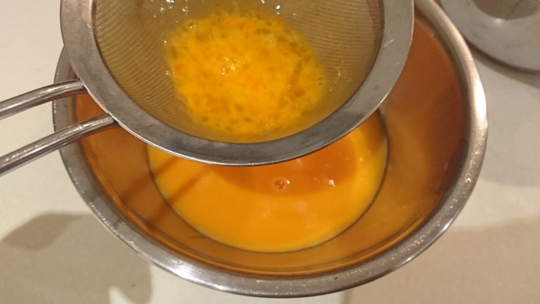 咖喱蛋包飯,是的!蛋汁要過篩!篩網裡那些透明的粘稠物不要!