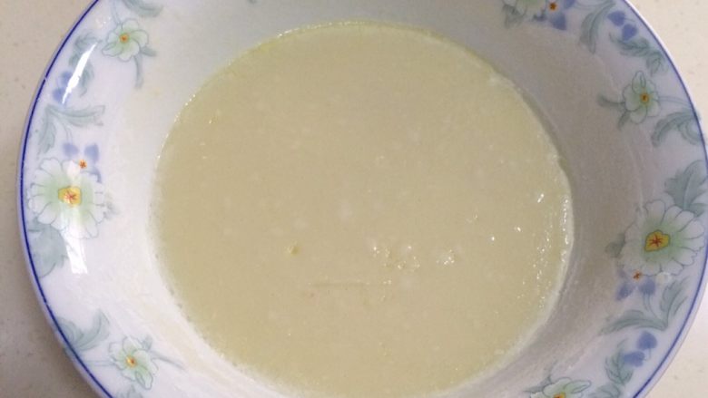 抹茶麻薯夹心软欧包,取出蒸好的麻薯,放至温凉。