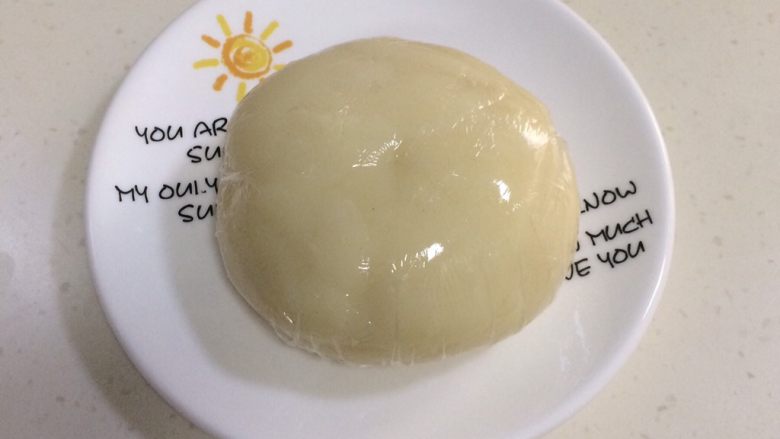 抹茶麻薯夹心软欧包,完全揉匀后,盖好保鲜膜备用。