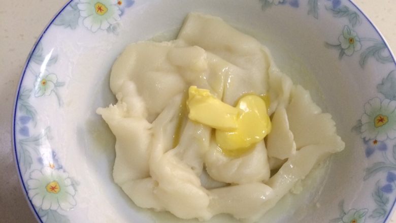 抹茶麻薯夹心软欧包,加入10克黄油,用手把黄油揉进麻薯内。