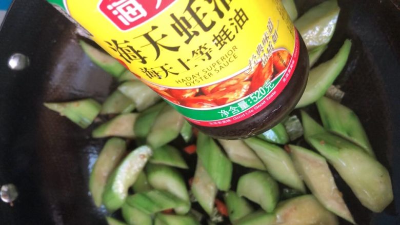 #懒人料理#速炒丝瓜鸡蛋肉丸,加入耗油,不要放太多,影响色泽!