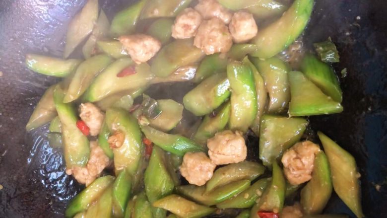 #懒人料理#速炒丝瓜鸡蛋肉丸,煮到肉丸热透即可!