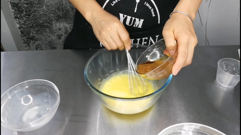 不讲究手法的戚风蛋糕卷,倒入咖啡液,咖啡液就用速溶咖啡兑水就可以了,雀巢,麦斯威尔都可以,那种二合一的什么拿铁呀,卡布奇诺啊,都是可以的,带口味的,味道会更香