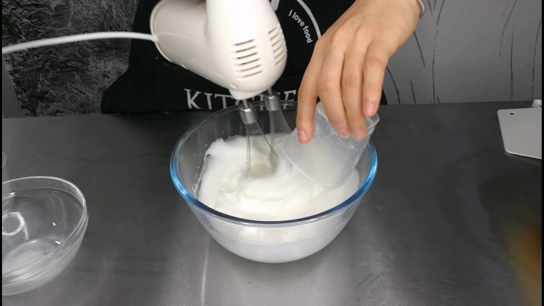 不讲究手法的戚风蛋糕卷,打蛋器速度越快,蛋清越不稳定哦,一定要低速哈