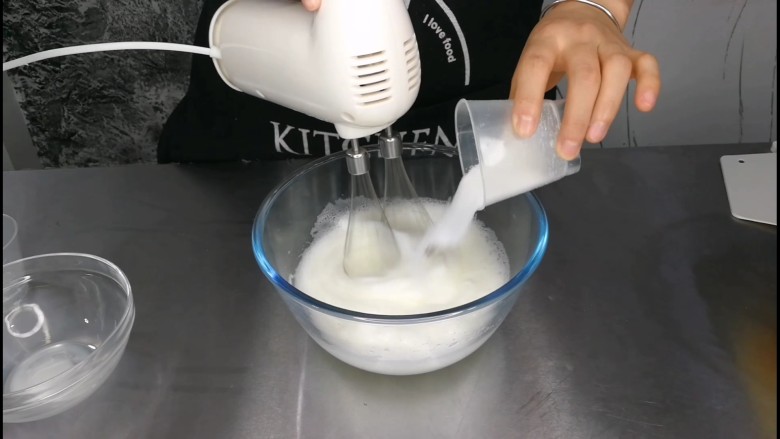 不讲究手法的戚风蛋糕卷,糖还是分三次,蛋清发白,蓬发起来就可以改低速了
