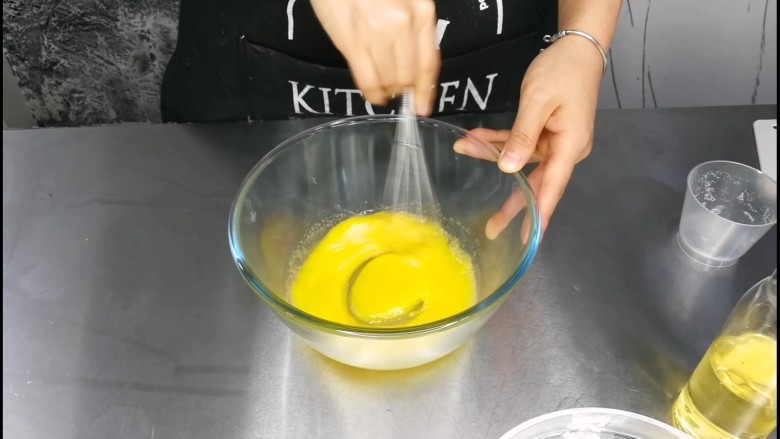 不讲究手法的戚风蛋糕卷,用手动打蛋器,搅拌,不需要手法,打圈就可以