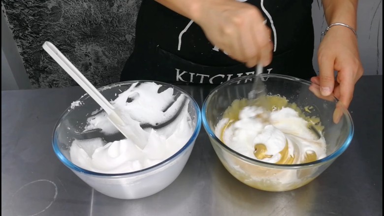 不讲究手法的戚风蛋糕卷,取1/3蛋清到蛋黄,依然用手动打蛋器搅拌,从上到下卷卷卷就可以,这边发不了动图和视频,大家可以去我微博看视频版
