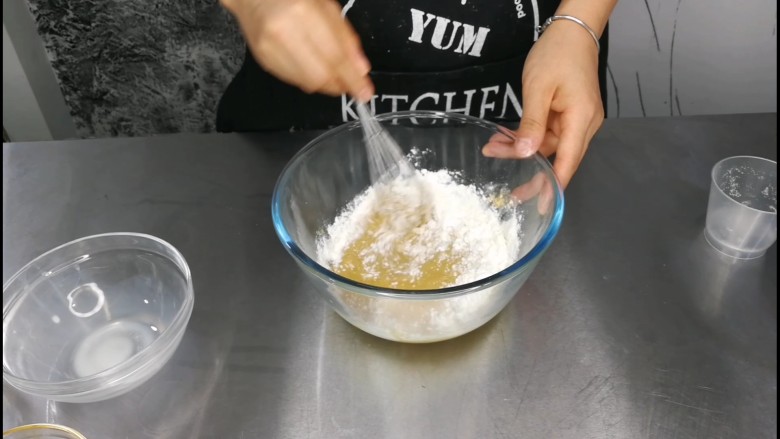 不讲究手法的戚风蛋糕卷,依然用手动打蛋器,画十字或者z字都可以, 尽量不要打圈,以免起筋,一定要搅拌到没有颗粒