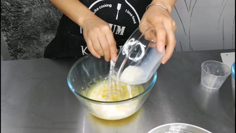 不讲究手法的戚风蛋糕卷,倒入牛奶,依然是用手动打蛋器就可以