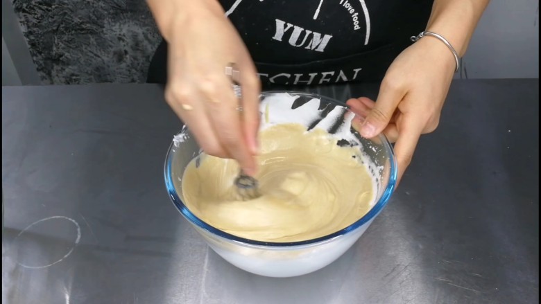 不讲究手法的戚风蛋糕卷,适当打圈也是可以,速度不要快,也不要太用力,轻盈的手感就OK