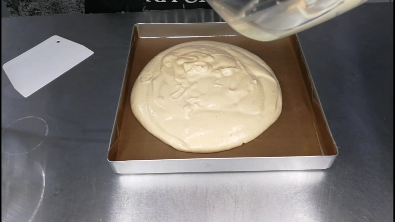 不讲究手法的戚风蛋糕卷,倒入烤盘,用的28*28,铺高温油布,一定用油布啊,蛋糕卷漂亮与否高温油布起决定作用哦。质感非常好,上色均匀。
