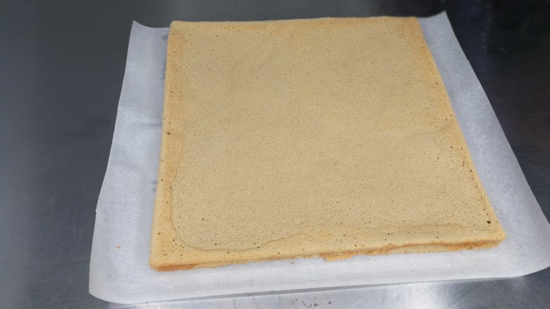 不讲究手法的戚风蛋糕卷,拿出来盖上油纸,反转趁热撕掉油布,如果不撕油布,放凉后蛋糕卷会有皱皱的纹哦,直接放台上放凉,或者放晾网都可以,切记要铺上油纸或者油布,防止水分流失。