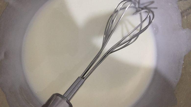菠菜瑞士卷,乳化至表面看不到油星,一定要充分乳化不然蛋糕卷容易出现布丁层