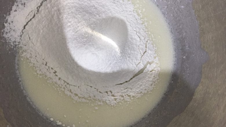 菠菜瑞士卷,将低粉过筛加入水油混合物中用蛋抽混合至没有干粉颗粒,注意手法避免面粉起筋,可以用蛋抽画Z手法