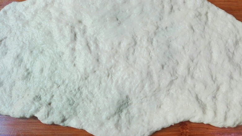 最爱面包+金桂香飘紫薯米饭面包,放在抹了油的砧板,用手压压,排气