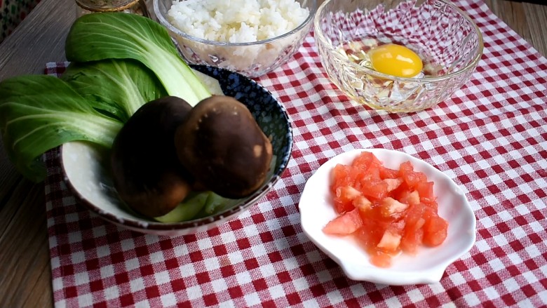 芝士烫饭,将所需材料准备好,<a style='color:red;display:inline-block;' href='/shicai/ 3551'>西红柿</a>切丁