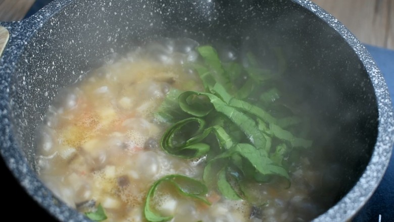 芝士烫饭,加入油菜碎