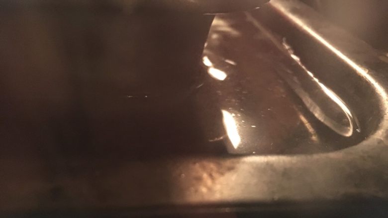 淡奶肉松蛋糕,水浴法,烤盘放在另一个装了冷水的大烤盘里