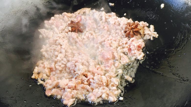 #一碗面条# 酱烧肉末红萝卜面,放入肉末,把肉末滑散。