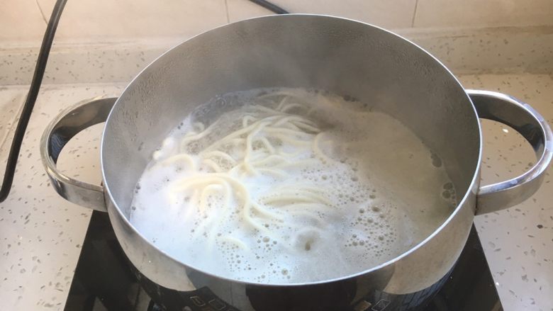 #一碗面条# 酱烧肉末红萝卜面,水开后放入面条,煮到面条没有白的硬芯就捞出来。
