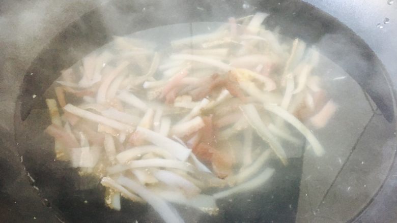 #感恩节食谱# 海参鸡丝烩笋丝(烩三丝),海参焯水,沥干水分备用。