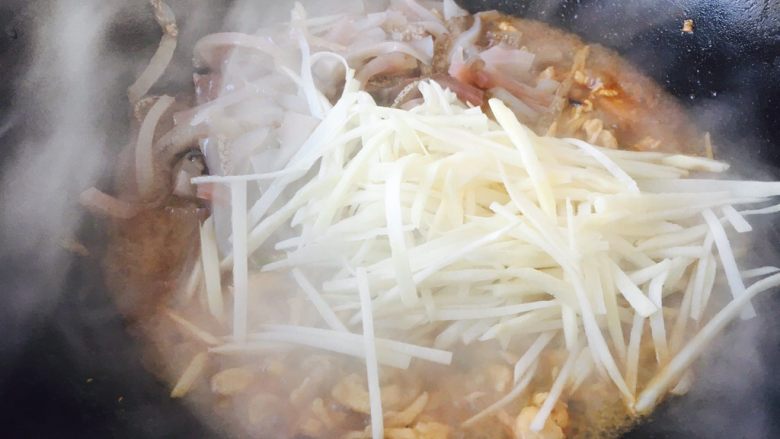 #感恩节食谱# 海参鸡丝烩笋丝(烩三丝),放入梅花参丝和笋丝,翻炒均匀,炖1分钟。