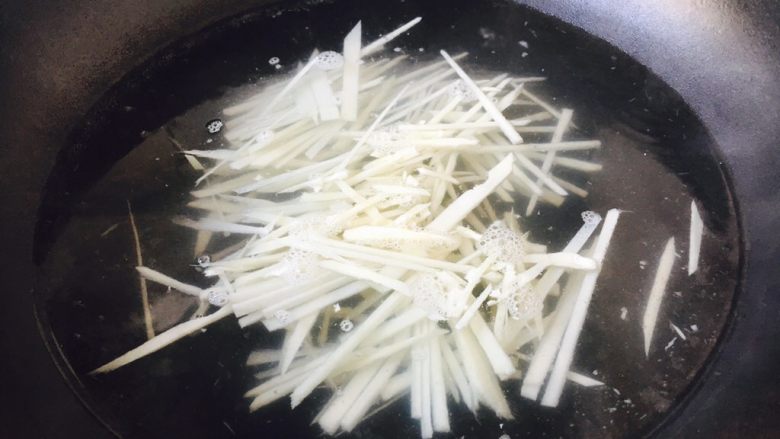 #感恩节食谱# 海参鸡丝烩笋丝(烩三丝),锅里放1小勺盐,1小勺油。
把笋丝焯水,焯水后过凉水,沥干水分备用。