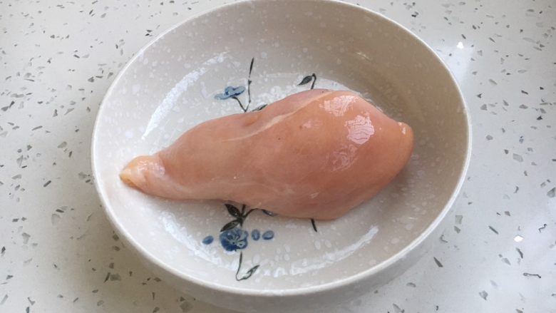 #感恩节食谱# 海参鸡丝烩笋丝(烩三丝),鸡大胸肉1块。