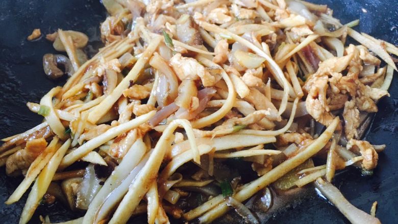 #感恩节食谱# 海参鸡丝烩笋丝(烩三丝),最后淋入1小勺香油,翻炒均匀即可。